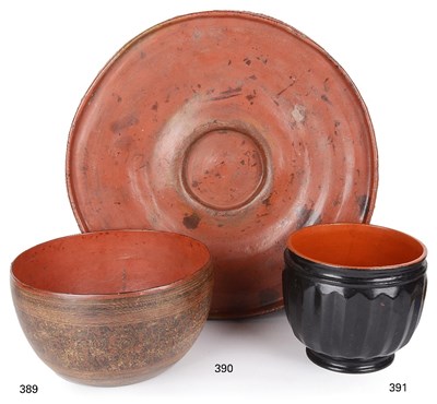 Lot 389 - A LARGE BOWL