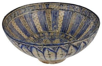 Lot 398 - A GLAZED POTTERY BOWL