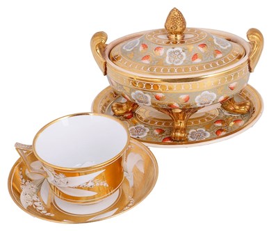 Lot 442 - AN ENGLISH PORCELAIN SAUCE TUREEN