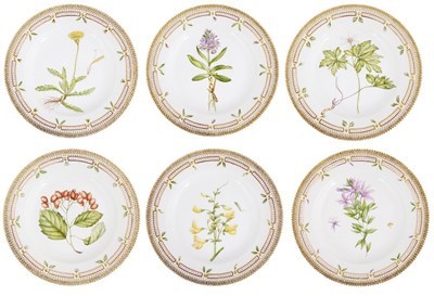 Lot 466 - A SET OF SIX ROYAL COPENHAGEN 'FLORA DANICA' DINNER PLATES