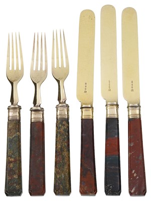 Lot 544 - A SET OF SIX GILT-METAL AND BLOODSTONE DESSERT KNIVES AND SIX FORKS