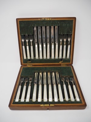 Lot 562 - A SET OF TWELVE GEORGE V DESSERT KNIVES AND TWELVE FORKS