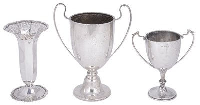 Lot 572 - A GEORGE V SILVER VASE