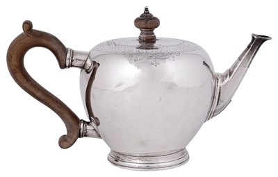 Lot 581 - A GEORGE V SILVER BACHELOR'S TEAPOT