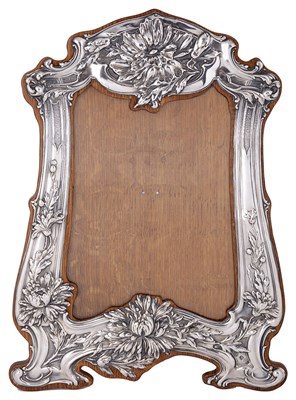 Lot 585 - AN EDWARDIAN SILVER-MOUNTED PHOTOGRAPH FRAME