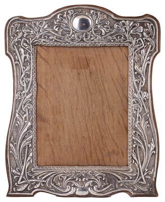 Lot 592 - AN EDWARDIAN SILVER-MOUNTED PHOTOGRAPH FRAME