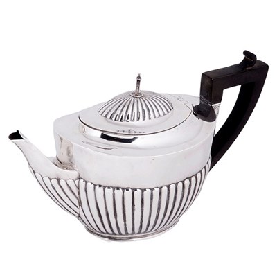 Lot 601 - A VICTORIAN SILVER TEAPOT