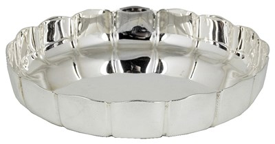 Lot 604 - A VICTORIAN SILVER STRAWBERRY DISH