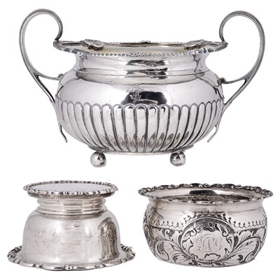 Lot 617 - A GEORGE III SCOTTISH SILVER SUGAR BOWL