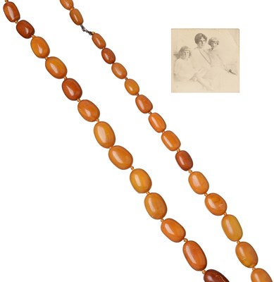 Lot 736 - BALTIC AMBER NECKLACE, CIRCA 1920