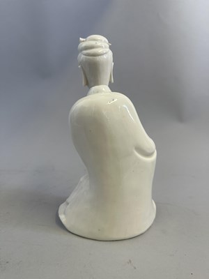 Lot 10 - A CHINESE DEHUA FIGURE OF GUANYIN, QING DYNASTY (1644-1911)