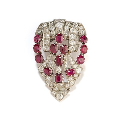 Lot 273 - SINGLE RUBY AND DIAMOND CLIP/BROOCH, 1930s