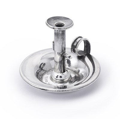 Lot 90 - A VICTORIAN SILVER MINIATURE COFFEE POT FORM PEPPERETTE AND A MINIATURE CHAMBERSTICK, SAUNDERS & SHEPHERD, CHESTER, 1895
