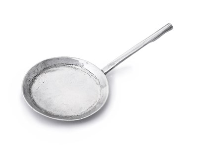 Lot 98 - A DUTCH SILVER MINIATURE FRYING PAN, MAKER'S MARK NR/VR (?), AMSTERDAM, 1753