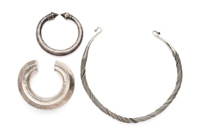 Lot 121 - A NAGA SILVER TORC, NORTH-EASTERN INDIA, EARLY 20TH CENTURY