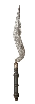 Lot 43 - A RARE SWORD-HATCHET (KUDI TRACHANG), SOUTH INDIAN OR SOUTHEAST ASIAN, 16TH/18TH CENTURY