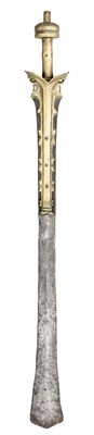 Lot 141 - AN UNUSUAL INDIAN SWORD (KHANDA), PROBABLY VIJAYANAGARA, 15TH/17TH CENTURY