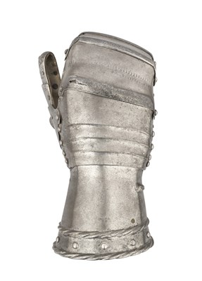 Lot 230 - A FINE GERMAN MITTEN GAUNTLET FOR THE RIGHT HAND, CIRCA 1520, PROBABLY AUGSBURG