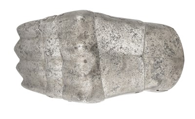 Lot 383 - â€¡ A GAUNTLET IN THE 'GOTHIC' STYLE, 19TH/EARLY 20TH CENTURY