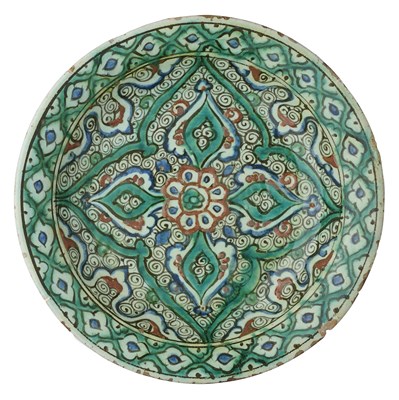 Lot 29 - AN IZNIK DISH, OTTOMAN ANATOLIA, CIRCA 1620-30
