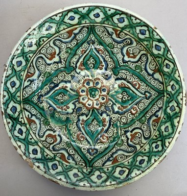 Lot 29 - AN IZNIK DISH, OTTOMAN ANATOLIA, CIRCA 1620-30