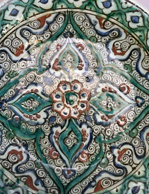Lot 29 - AN IZNIK DISH, OTTOMAN ANATOLIA, CIRCA 1620-30
