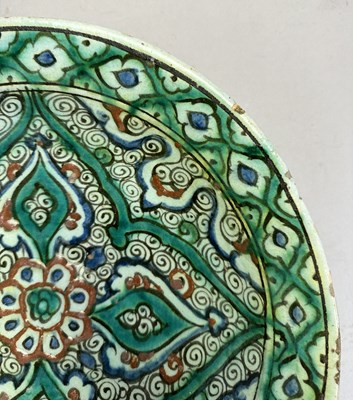 Lot 29 - AN IZNIK DISH, OTTOMAN ANATOLIA, CIRCA 1620-30