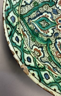 Lot 29 - AN IZNIK DISH, OTTOMAN ANATOLIA, CIRCA 1620-30