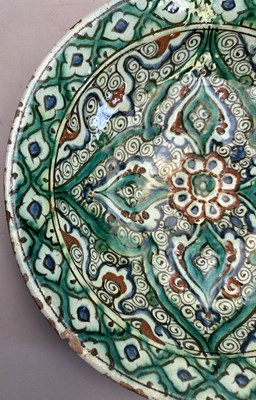 Lot 29 - AN IZNIK DISH, OTTOMAN ANATOLIA, CIRCA 1620-30