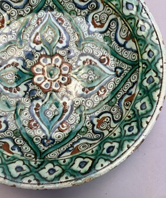 Lot 29 - AN IZNIK DISH, OTTOMAN ANATOLIA, CIRCA 1620-30