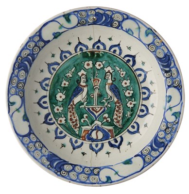 Lot 40 - AN IZNIK DISH, OTTOMAN ANATOLIA, CIRCA 1590-1600