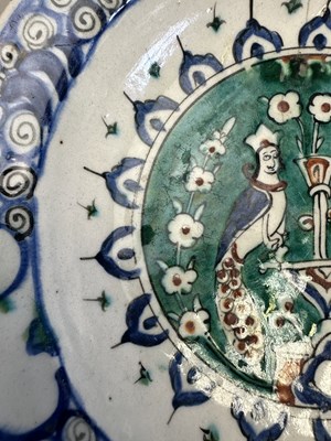 Lot 40 - AN IZNIK DISH, OTTOMAN ANATOLIA, CIRCA 1590-1600