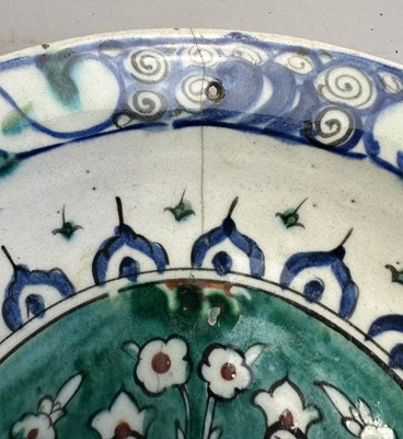 Lot 40 - AN IZNIK DISH, OTTOMAN ANATOLIA, CIRCA 1590-1600