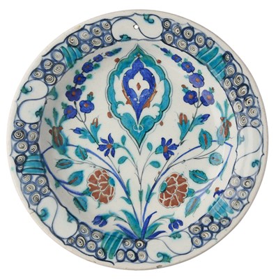 Lot 38 - AN IZNIK DISH, OTTOMAN ANATOLIA, EARLY 17TH CENTURY
