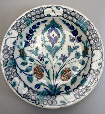 Lot 38 - AN IZNIK DISH, OTTOMAN ANATOLIA, EARLY 17TH CENTURY