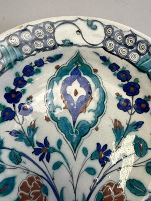 Lot 38 - AN IZNIK DISH, OTTOMAN ANATOLIA, EARLY 17TH CENTURY