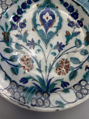 Lot 38 - AN IZNIK DISH, OTTOMAN ANATOLIA, EARLY 17TH CENTURY