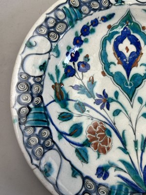Lot 38 - AN IZNIK DISH, OTTOMAN ANATOLIA, EARLY 17TH CENTURY