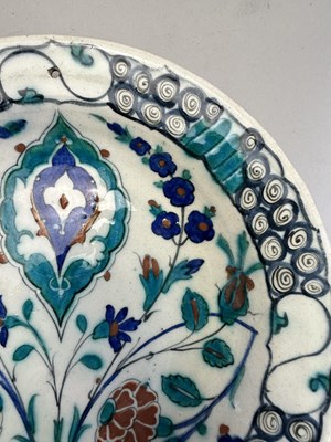 Lot 38 - AN IZNIK DISH, OTTOMAN ANATOLIA, EARLY 17TH CENTURY