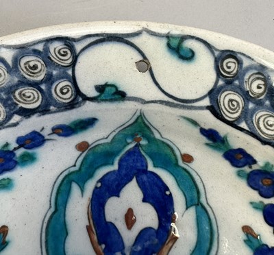 Lot 38 - AN IZNIK DISH, OTTOMAN ANATOLIA, EARLY 17TH CENTURY