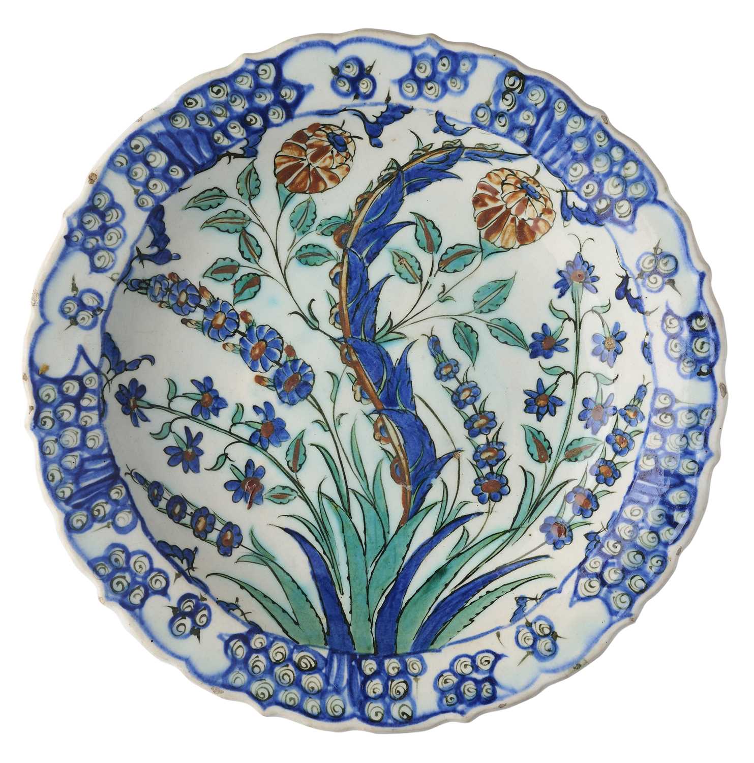 Lot 36 - AN IZNIK DISH, OTTOMAN ANATOLIA, CIRCA 1590-1600