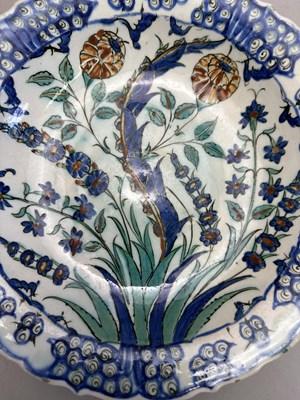 Lot 36 - AN IZNIK DISH, OTTOMAN ANATOLIA, CIRCA 1590-1600