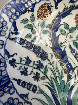 Lot 36 - AN IZNIK DISH, OTTOMAN ANATOLIA, CIRCA 1590-1600