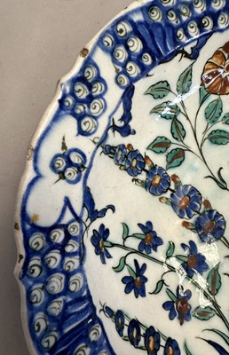 Lot 36 - AN IZNIK DISH, OTTOMAN ANATOLIA, CIRCA 1590-1600