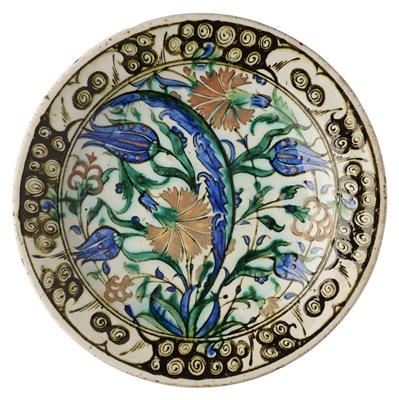 Lot 39 - AN IZNIK DISH, OTTOMAN ANATOLIA, CIRCA 1610-20