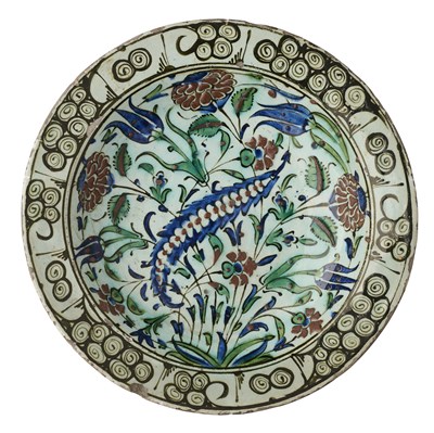 Lot 33 - AN IZNIK DISH, OTTOMAN ANATOLIA, EARLY 17TH CENTURY