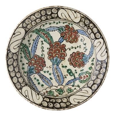 Lot 34 - AN IZNIK DISH, OTTOMAN ANATOLIA, CIRCA 1630-40
