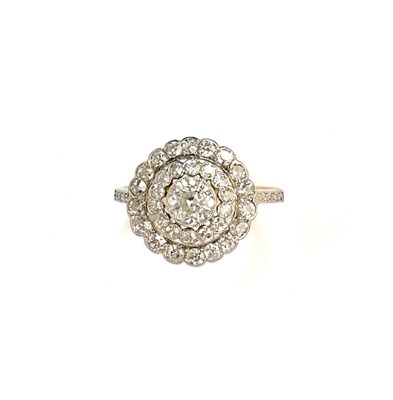 Lot 356 - DIAMOND RING