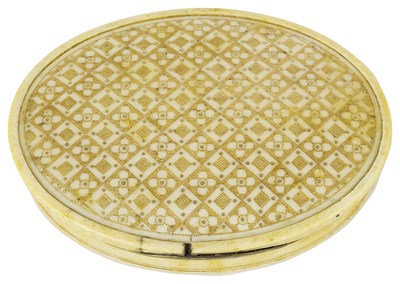 Lot 344 - ËœAN IVORY AND GOLD PIQUE-WORK SNUFF BOX, FRENCH, CIRCA 1715