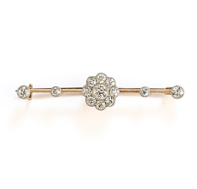 Lot 361 - □ DIAMOND AND GOLD BAR BROOCH, 1900s